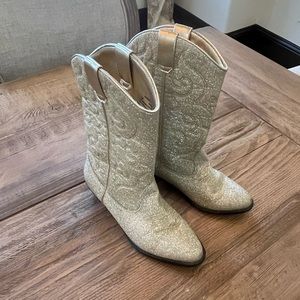 Girls sparkly gold cowboy boots in size 2